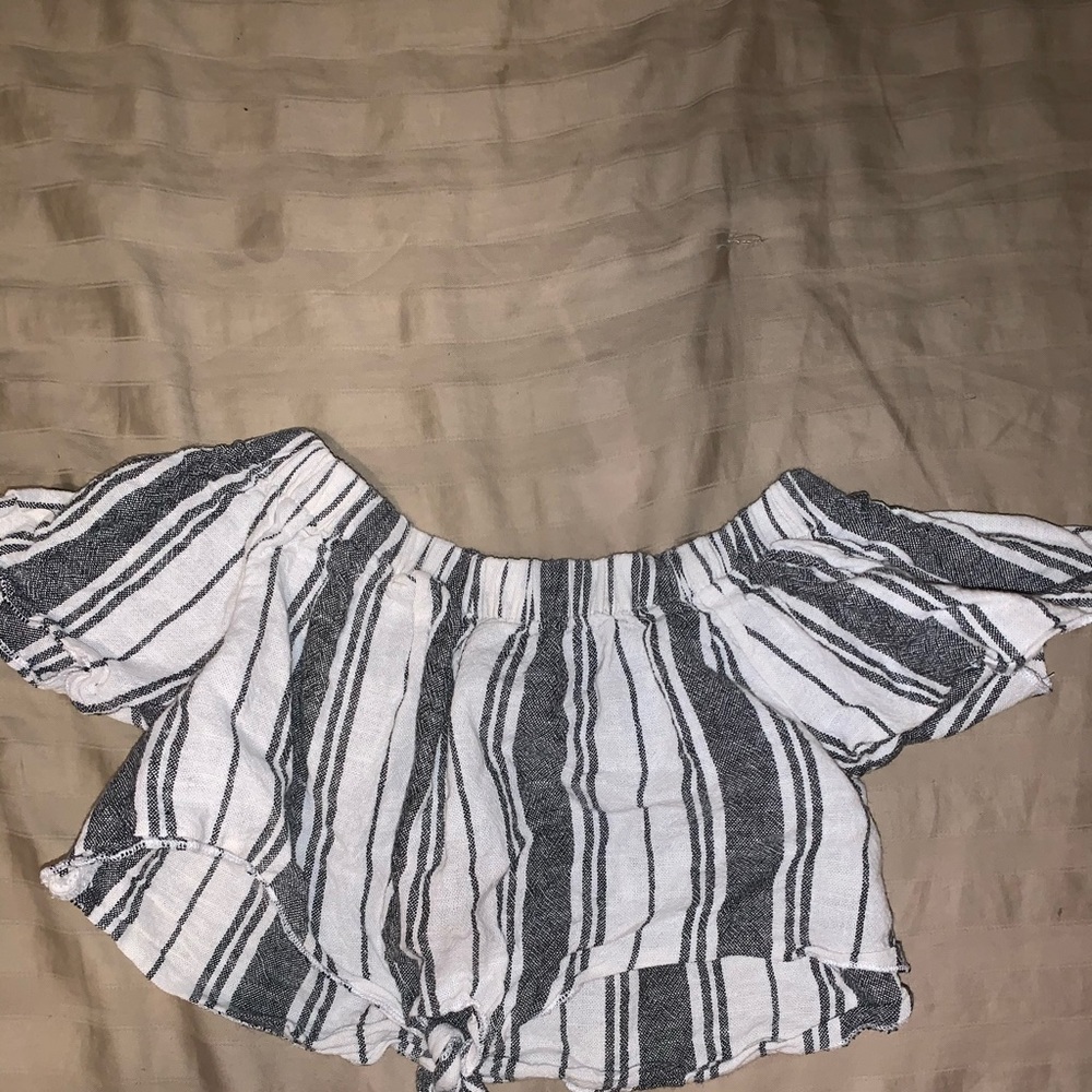 A little girl crop top 💙